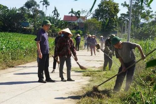 Hà Tĩnh: Cán bộ xắn tay cùng nhân dân dọn rác trước ngày trọng đại