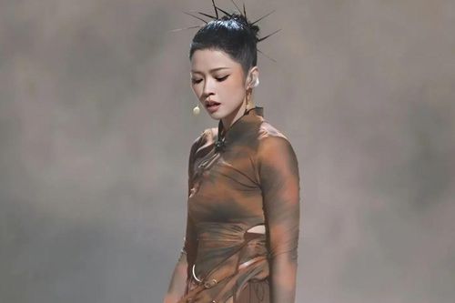 Nữ ca sĩ Việt sang Trung Quốc thi hát, tưởng 'lên đời' nhưng lại gặp ồn ào khiến sự nghiệp chạm đáy