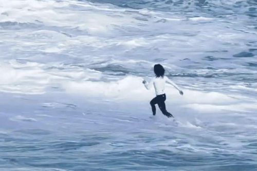 Người đàn ông liều mình lao xuống biển cứu sống bé gái trong gang tấc