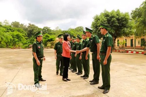 Phó Chủ tịch UBND tỉnh Đồng Nai Nguyễn Thị Hoàng thăm các đồn biên phòng