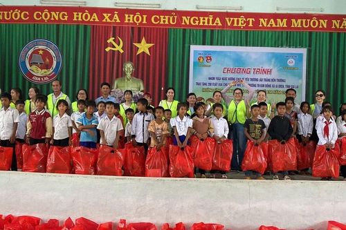 Trao 200 suất quà cho học sinh Trường Tiểu học Kim Đồng