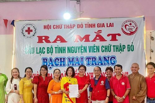 Trao quà cho người dân và học sinh khó khăn xã An Toàn