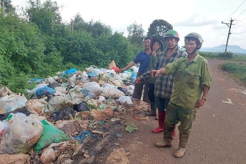 Người dân bức xúc vì bãi rác tự phát gây ô nhiễm môi trường