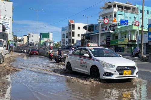 Ngập nước cục bộ dưới chân cầu vượt nút giao thông Ngọc Hội