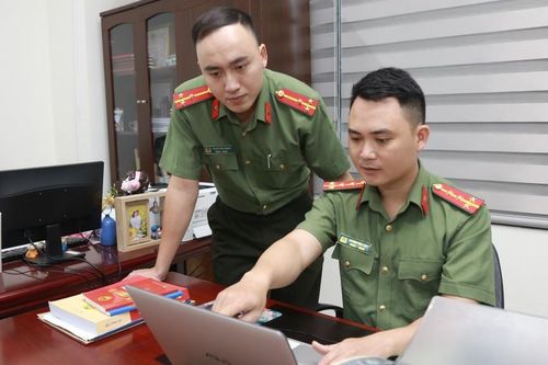 Người hết lòng vì việc công