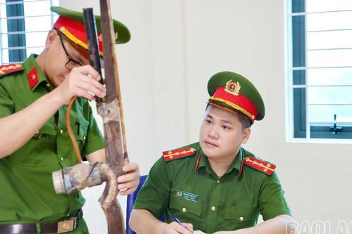 Công an xã Văn Bàn vận động người dân giao nộp 43 khẩu súng