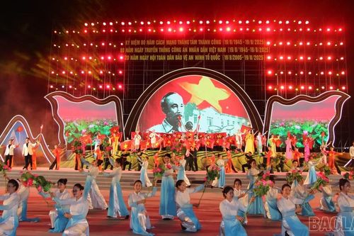 Hàng ngàn người dân đón xem Chương trình nghệ thuật đặc biệt 'Bản hùng ca cách mạng'