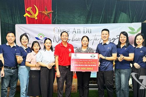 Tặng quà học sinh có hoàn cảnh khó khăn tại Điểm trường Mầm non An Thắng