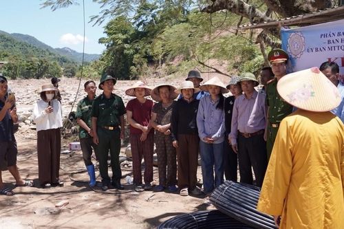 Phân ban Phật tử Dân tộc GHPGVN tỉnh Nghệ An trao quà đến bà con vùng bão lũ