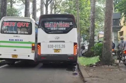 TP.HCM: Hai ô tô khách dừng chắn hết làn đường, xe máy phải đi trên vỉa hè