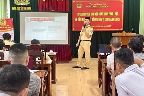 Hà Tĩnh: Gần 80 đơn vị kinh doanh vận tải ký cam kết chấp hành pháp luật về giao thông