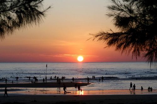 Người dân thích thú tắm biển ngắm bình minh ở Hà Tĩnh