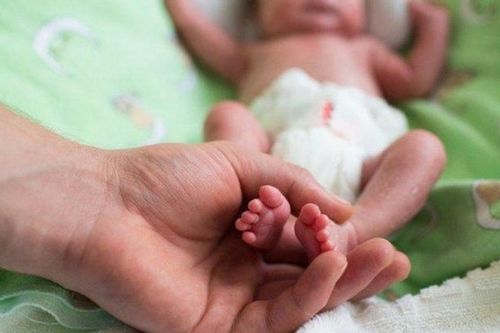 Hai ca sinh rớt, trẻ ngưng tim ngưng thở được cứu sống ngoạn mục