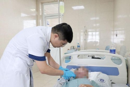 Giòi… lổn nhổn trong ổ áp xe hoại tử của cụ ông