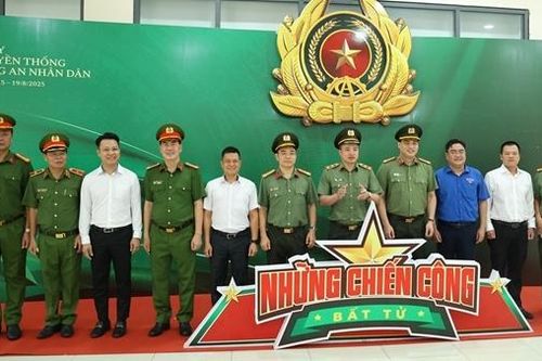 Triển lãm 'Công an TP Hồ Chí Minh - Tiếp bước truyền thống anh hùng'