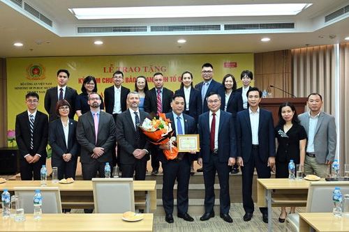 Trao Kỷ niệm chương 'Bảo vệ an ninh Tổ quốc' tặng cán bộ Bộ Ngoại giao Hoa Kỳ