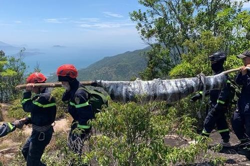 Cảnh sát vượt rừng đưa thi thể nạn nhân mất tích xuống chân núi Hoàng Ngưu Sơn