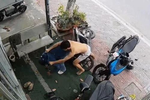 Nhân viên tiệm vàng đạp ngã tên cướp, cùng người dân khống chế