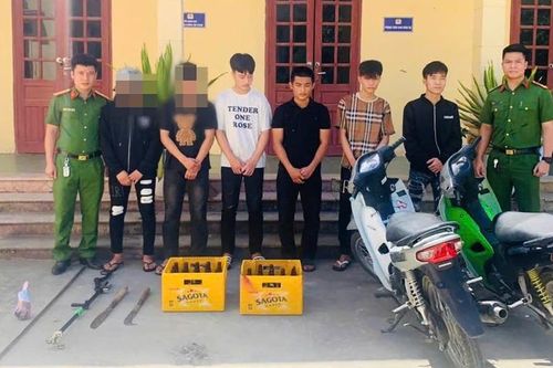 Bắt 6 thanh thiếu niên chạy xe mang hung khí, ném vỏ chai bia vào nhà dân