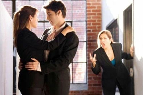 Chồng ngoại tình với đồng nghiệp, hứa chấm dứt nhưng vẫn kề cận nhau mỗi ngày, thậm chí còn đi công tác cùng nhau