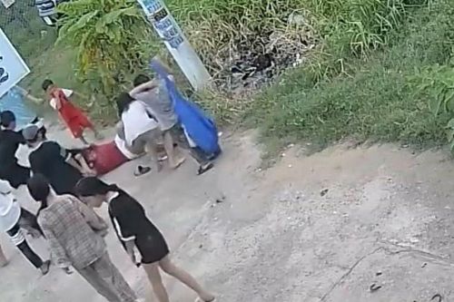 Clip: Phẫn nộ cảnh bé gái 12 tuổi bị nhóm bạn dùng vỏ chai bia đánh tới tấp ở Lâm Đồng