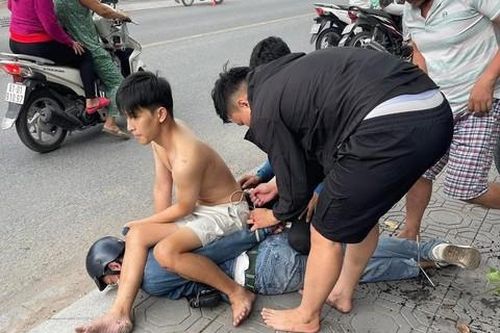 Người dân hỗ trợ truy đuổi bắt giữ đối tượng vào tiệm vàng cướp giật