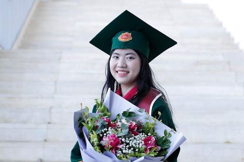 Nữ thủ khoa đầu ra trường Kinh tế, 4 năm học đều đặn mang tiền về cho mẹ