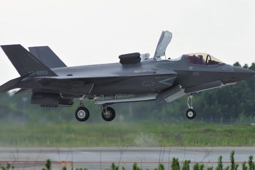 Tiêm kích F-35B của Anh hạ cánh khẩn cấp xuống Nhật Bản