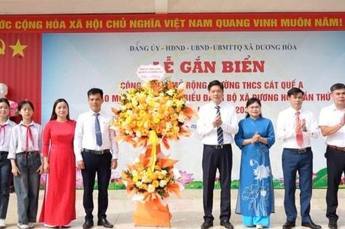 Dương Hòa gắn biển công trình chào mừng Đại hội Đảng các cấp