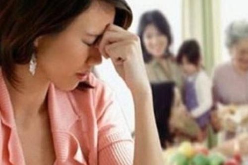 Không có tiền biếu quà xịn, tôi bị mẹ chồng bôi nhọ khắp nơi