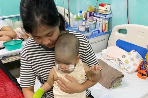 MS 1026: Con trai mắc bệnh hiếm gặp, người mẹ trẻ tha thiết cầu xin sự giúp đỡ