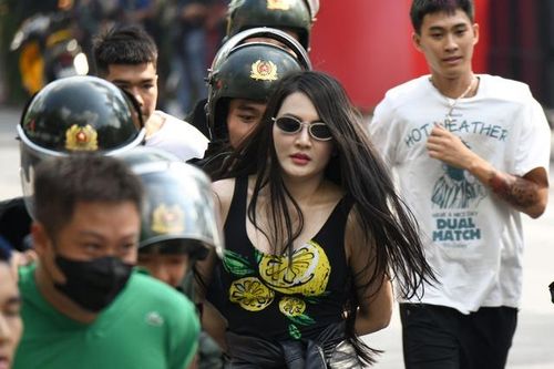 Ấn tượng nhan sắc nữ công an nhập vai 'girl phố' tại Hồ Gươm