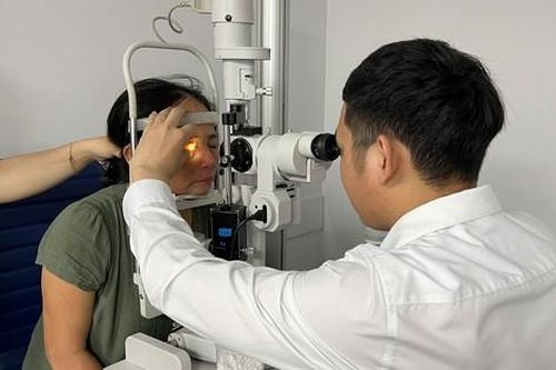 Người phụ nữ 52 tuổi ở Ninh Bình thoát nguy cơ mù mắt sau khi bị ong đốt