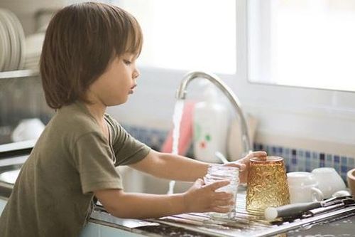 Con cái ngày càng tiến bộ nhờ 4 lần 'rút lui' này của cha mẹ