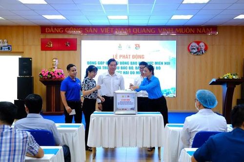 Bệnh viện Đa khoa Thủ Đức quyên góp ủng hộ đồng bào bị lũ lụt