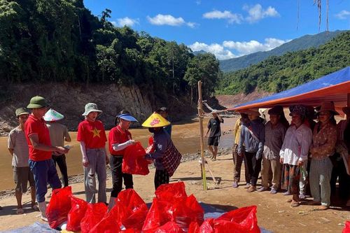 Đoàn thiện nguyện Quảng Ninh tiếp sức giúp người dân vùng rốn lũ Nghệ An vượt khó