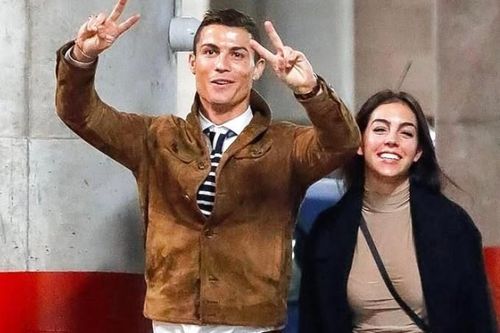 Ronaldo cầu hôn bạn gái