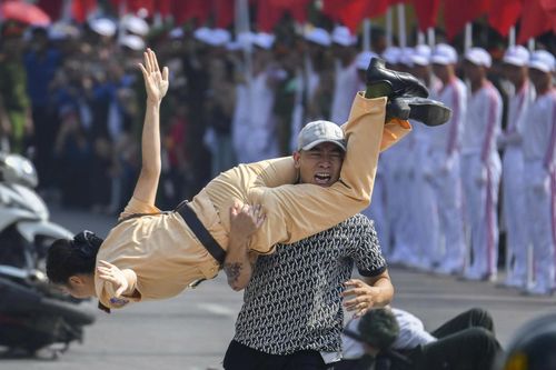 Nữ đại úy hạ gục 'nhóm quái xế': Xúc động đi giữa vòng tay nhân dân