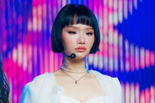 Em xinh 'say hi' bị thờ ơ?