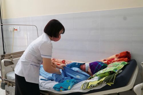 Trẻ sơ sinh ở Đắk Lắk nguy kịch vì mẹ tự sinh tại nhà