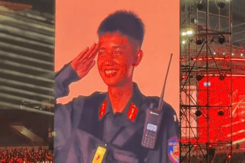 Danh tính chiến sĩ gây sốt với nụ cười duyên ở 'concert quốc gia'