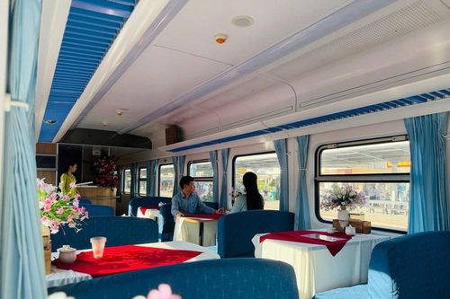 Soi cận cảnh nội thất và tiện nghi tàu du lịch Hà Nội - Đồng Hới