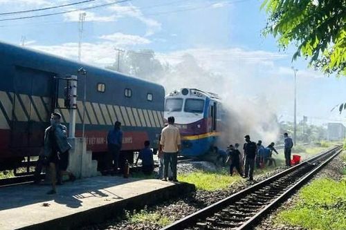 Kịp thời xử lý sự cố khiến đầu máy tàu SE4 bốc khói dữ dội