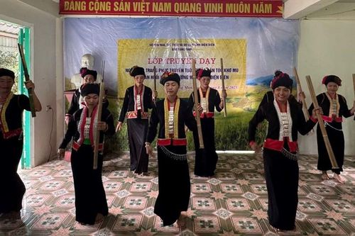 Người Khơ Mú ở Điện Biên giữ nghề truyền thống