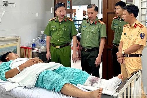 Thăm hỏi, động viên cán bộ cảnh sát giao thông bị thương khi làm nhiệm vụ