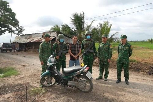 Tây Ninh kịp thời bắt giữ hai đối tượng vận chuyển USD và ma túy