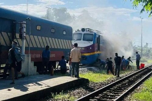 Đầu máy tàu SE4 gặp sự cố kỹ thuật khi qua Huế