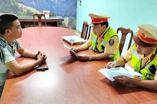 Một nhà xe và tài xế bị phạt 234,5 triệu đồng do chở quá số khách quy định và không có giấy phép lái xe