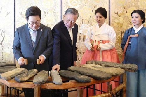 Tổng Bí thư Tô Lâm và Phu nhân dự tiệc trà, thưởng thức nghệ thuật truyền thống