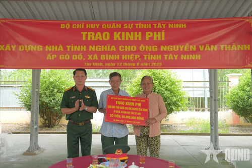 Bộ CHQS tỉnh Tây Ninh trao tặng kinh phí xây dựng nhà tình nghĩa